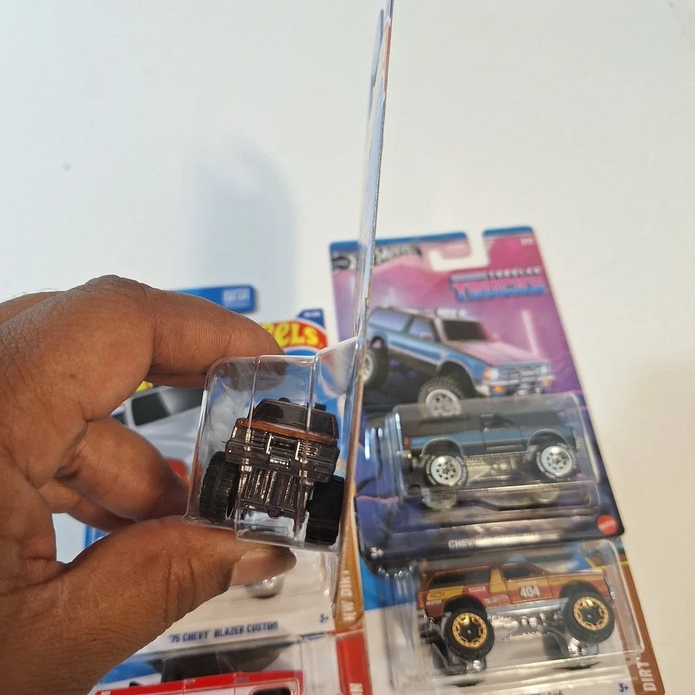 Hot Wheels Chevy Blazer Custom & 4×4 Red Edition/ Tubular Trucks 5 Trucks‎